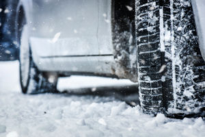 Pneus d'une voiture dans la neige